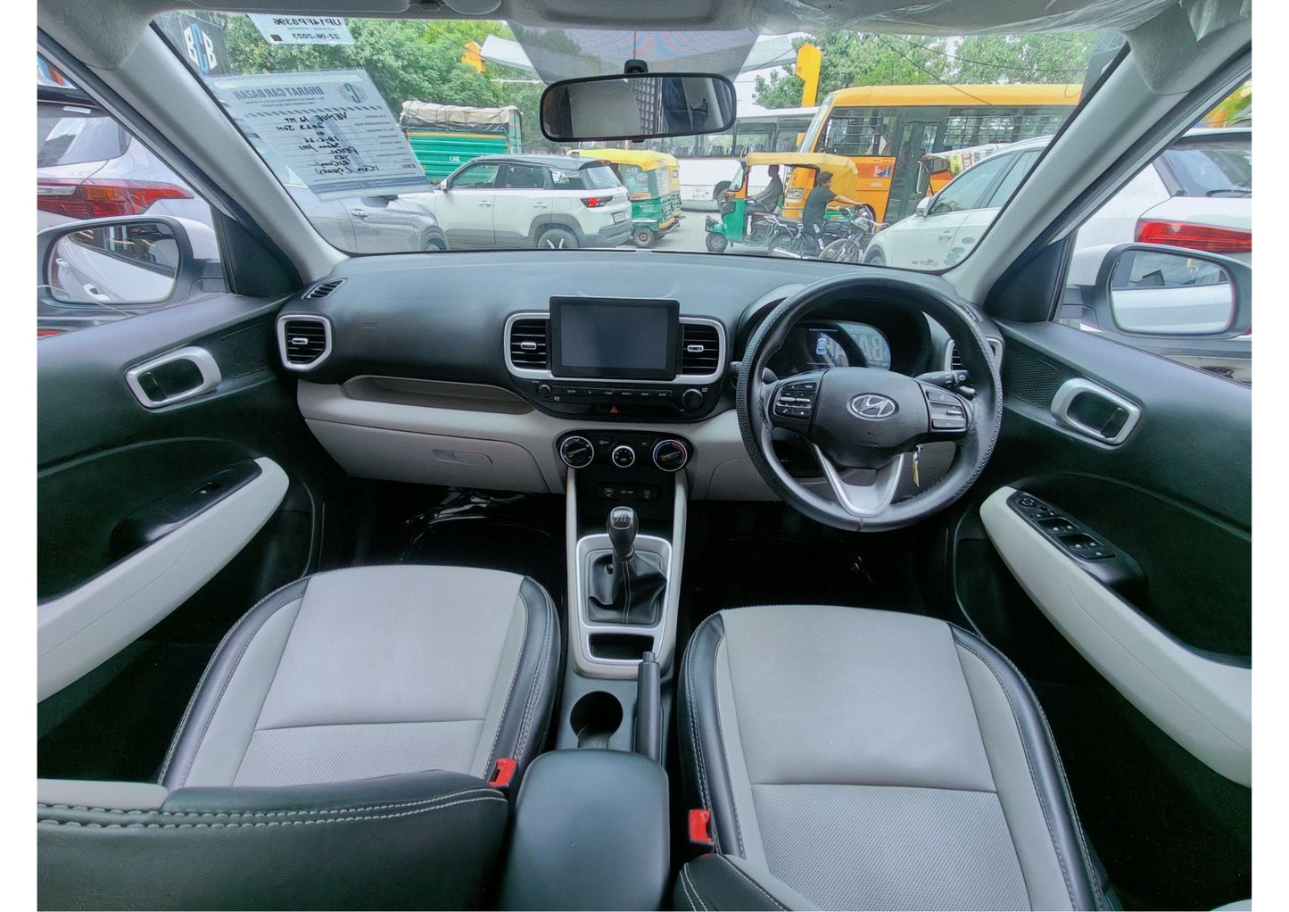 36,000 KMS HYUNDAI VENUE 1.2 KAPPA S MT PETROL (2023)