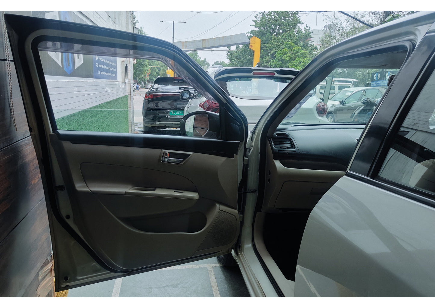 MARUTI SWIFT DZIRE ZXI PETROL (2012)