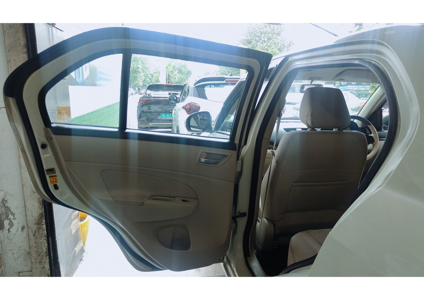 MARUTI SWIFT DZIRE ZXI PETROL (2012)