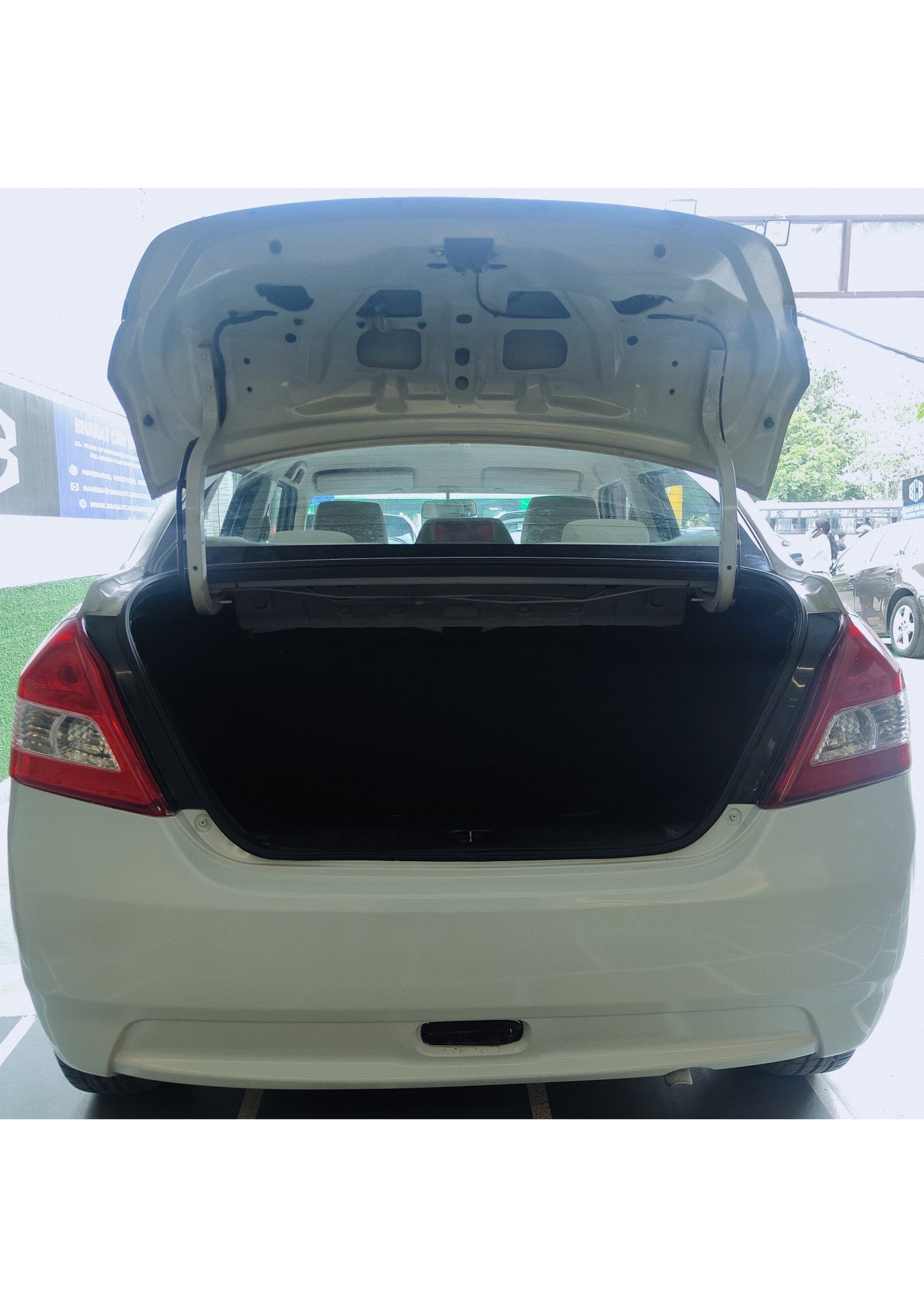 MARUTI SWIFT DZIRE ZXI PETROL (2012)