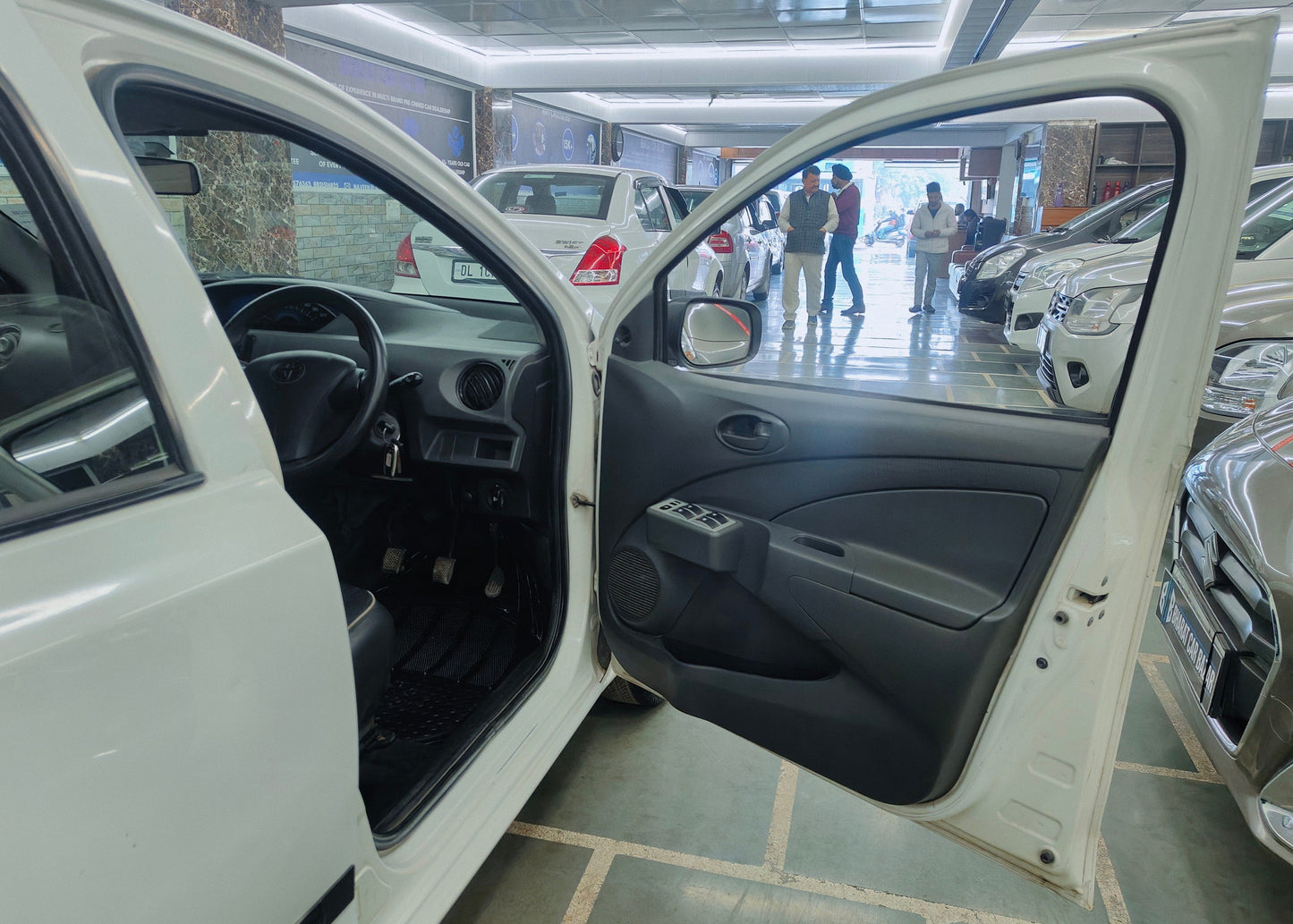 24,000 KMS TOYOTA ETIOS LIVA 1.2 J PETROL (2013)