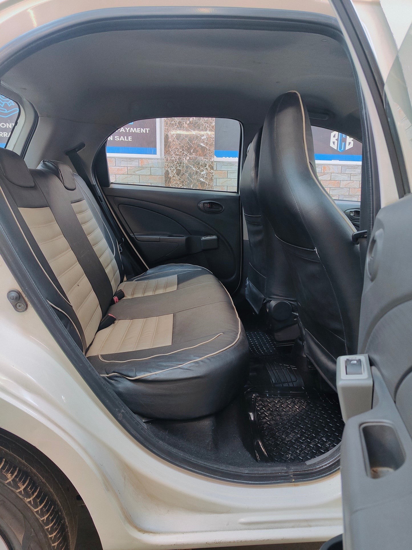 24,000 KMS TOYOTA ETIOS LIVA 1.2 J PETROL (2013)