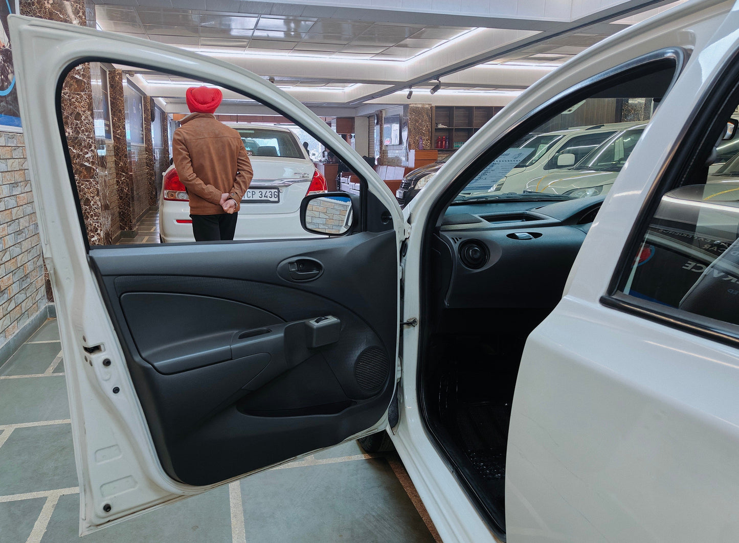 24,000 KMS TOYOTA ETIOS LIVA 1.2 J PETROL (2013)