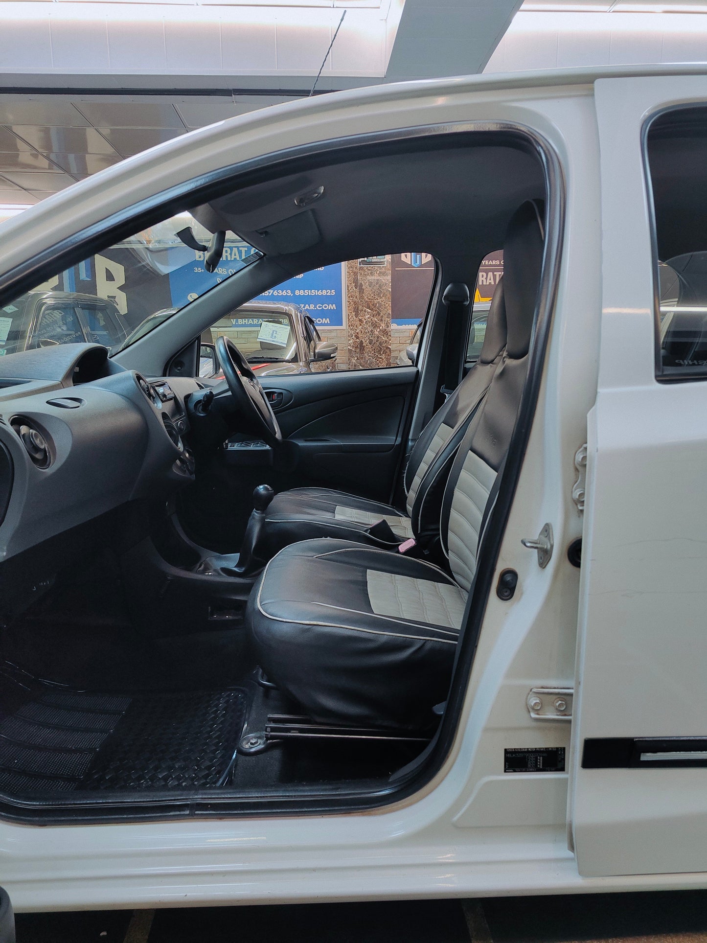 24,000 KMS TOYOTA ETIOS LIVA 1.2 J PETROL (2013)