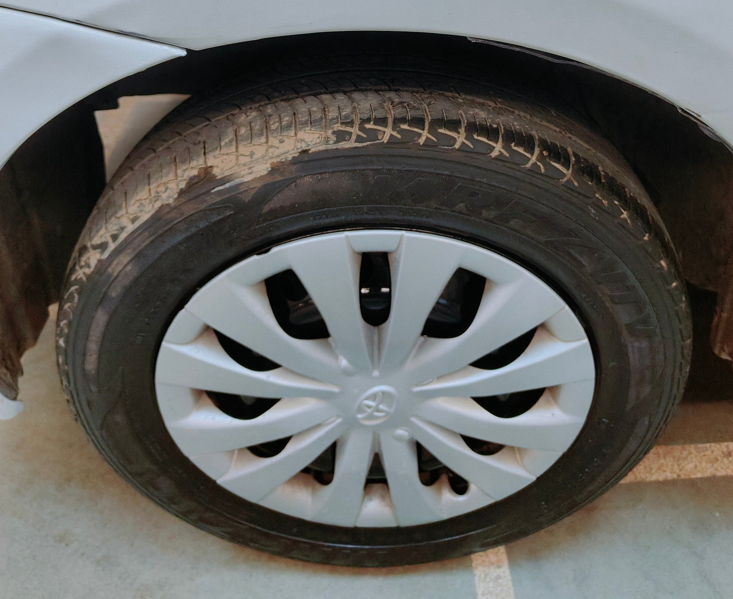 24,000 KMS TOYOTA ETIOS LIVA 1.2 J PETROL (2013)