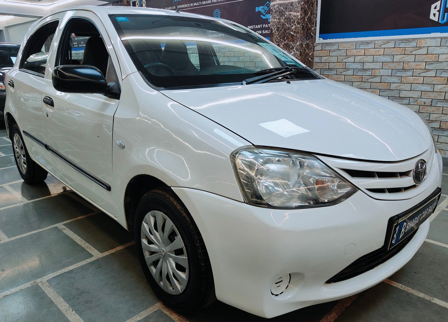 24,000 KMS TOYOTA ETIOS LIVA 1.2 J PETROL (2013)