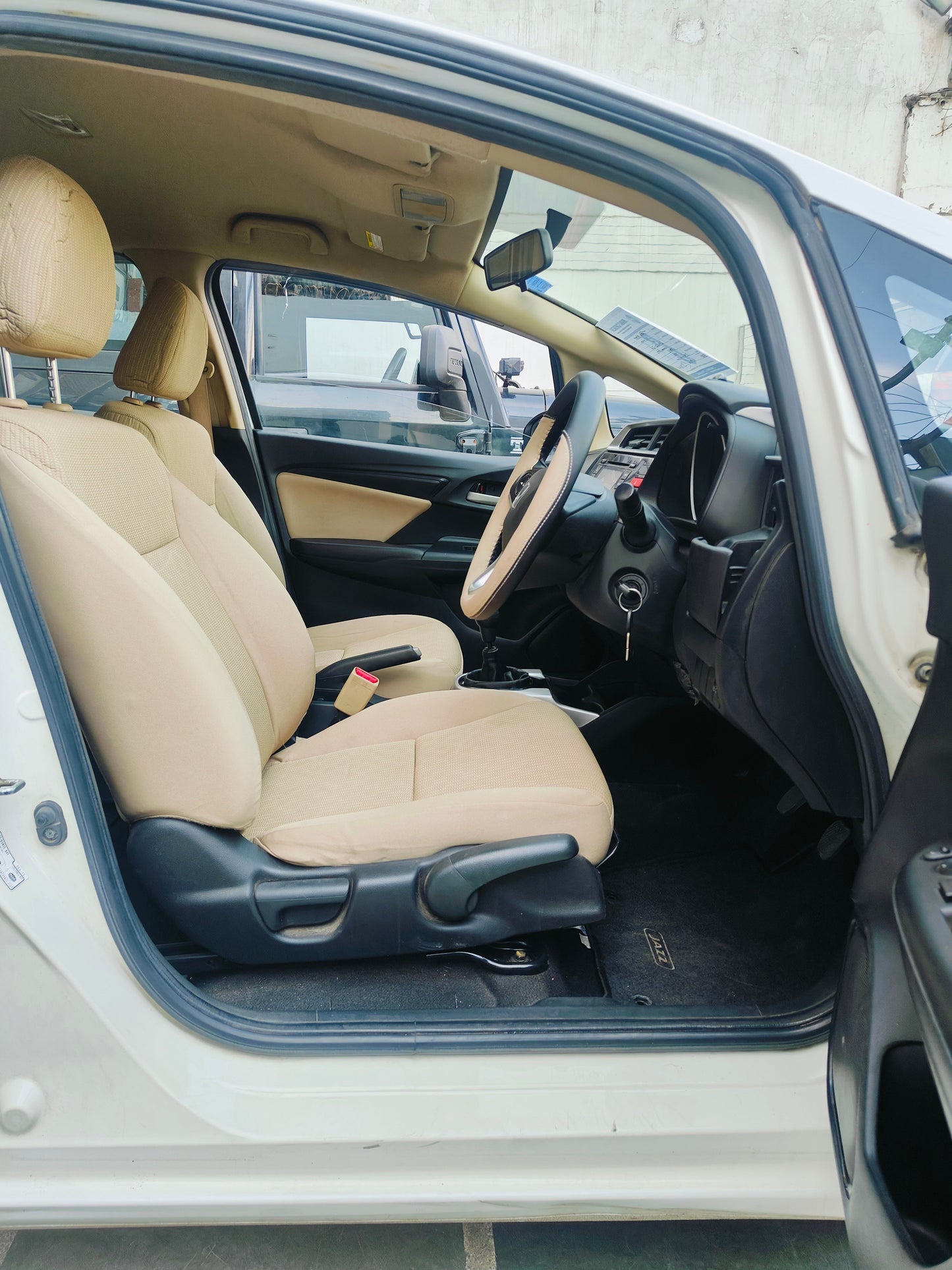 HONDA JAZZ V MT PETROL (2016)