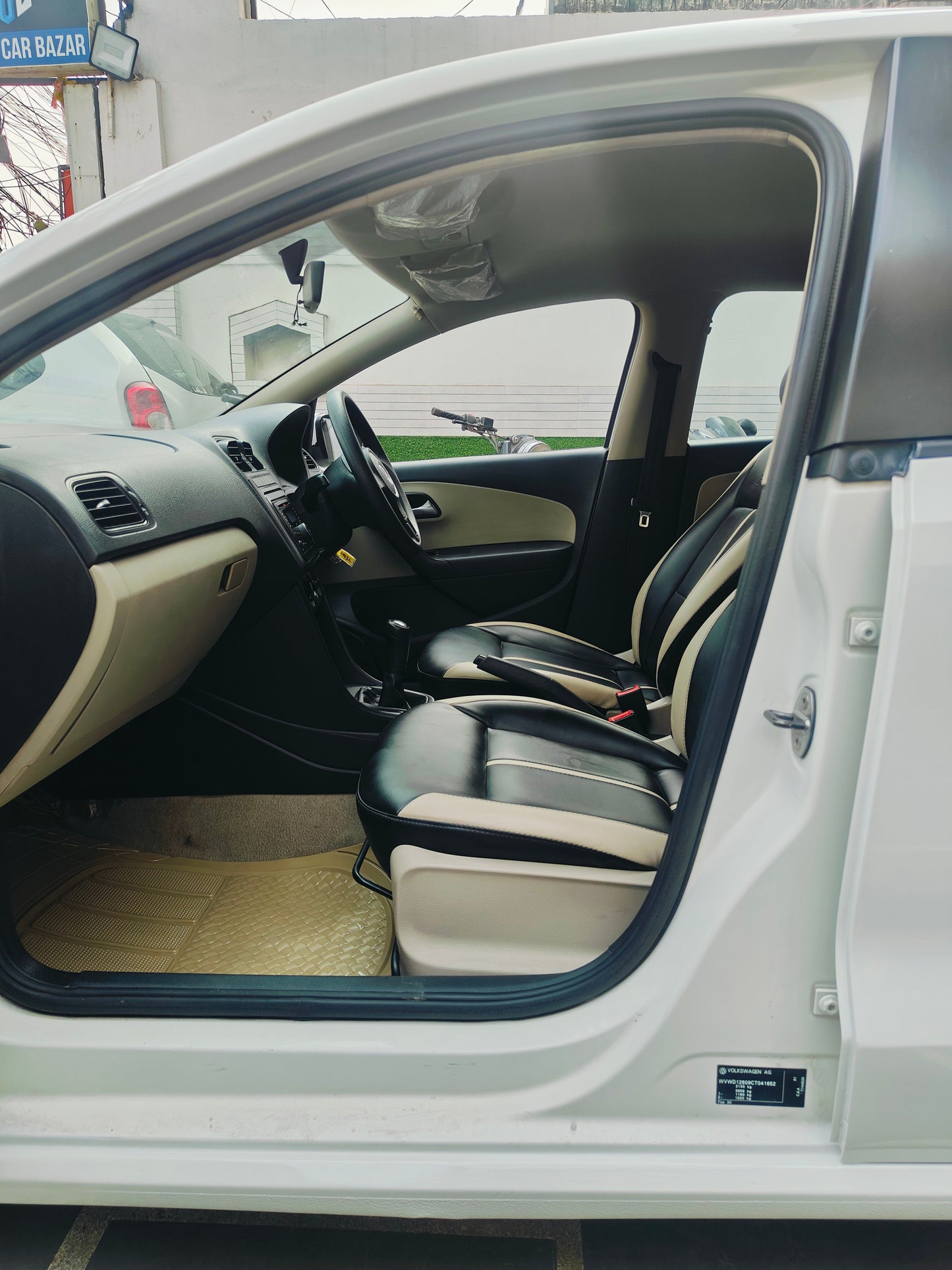 23,000 KMS VOLKSWAGEN POLO TRENDLINE 1.2 PETROL (2012)