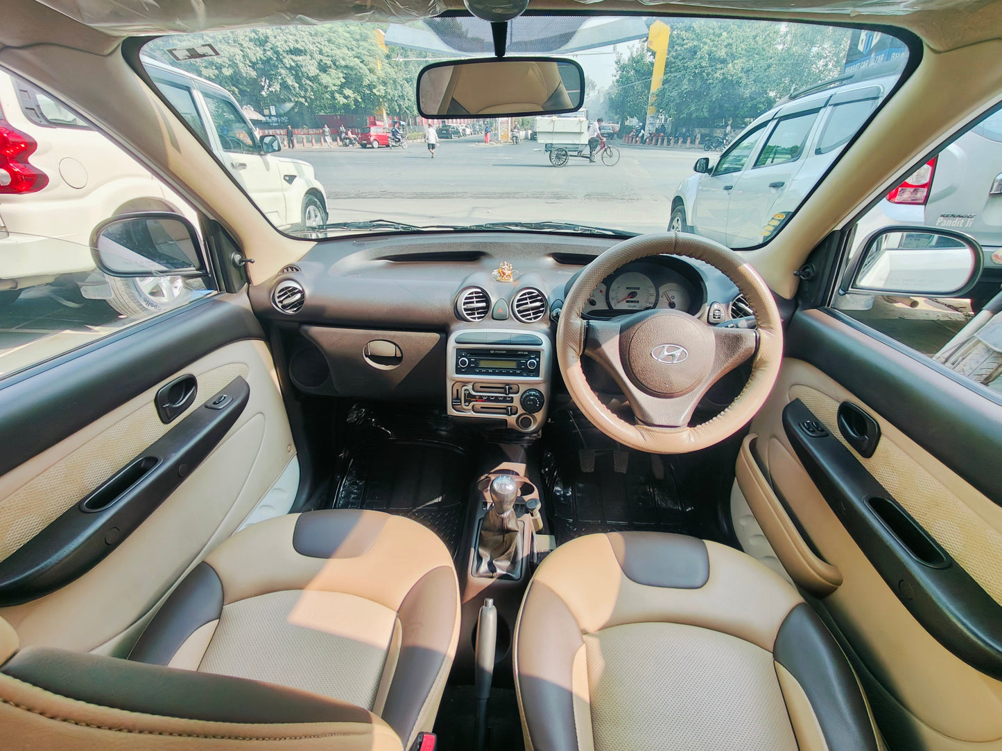 13,000 KMS HYUNDAI SANTRO GLS PETROL (2014)