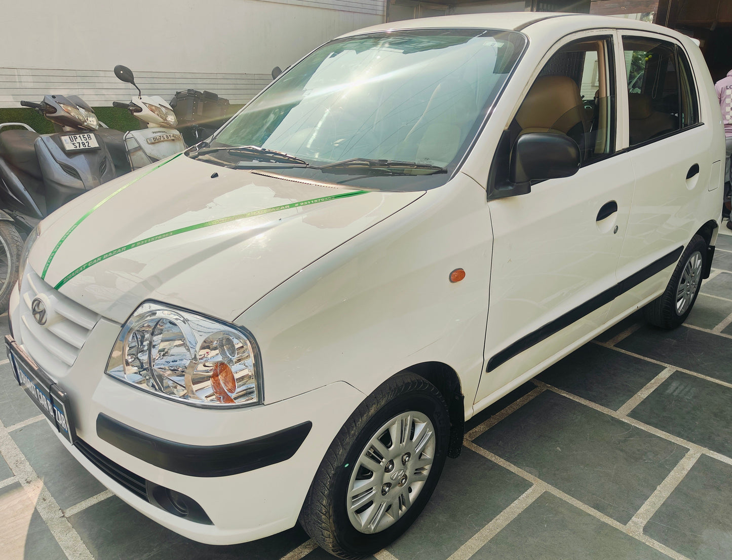 13,000 KMS HYUNDAI SANTRO GLS PETROL (2014)