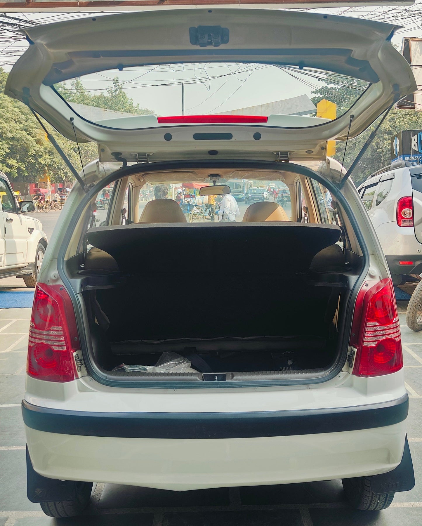 13,000 KMS HYUNDAI SANTRO GLS PETROL (2014)