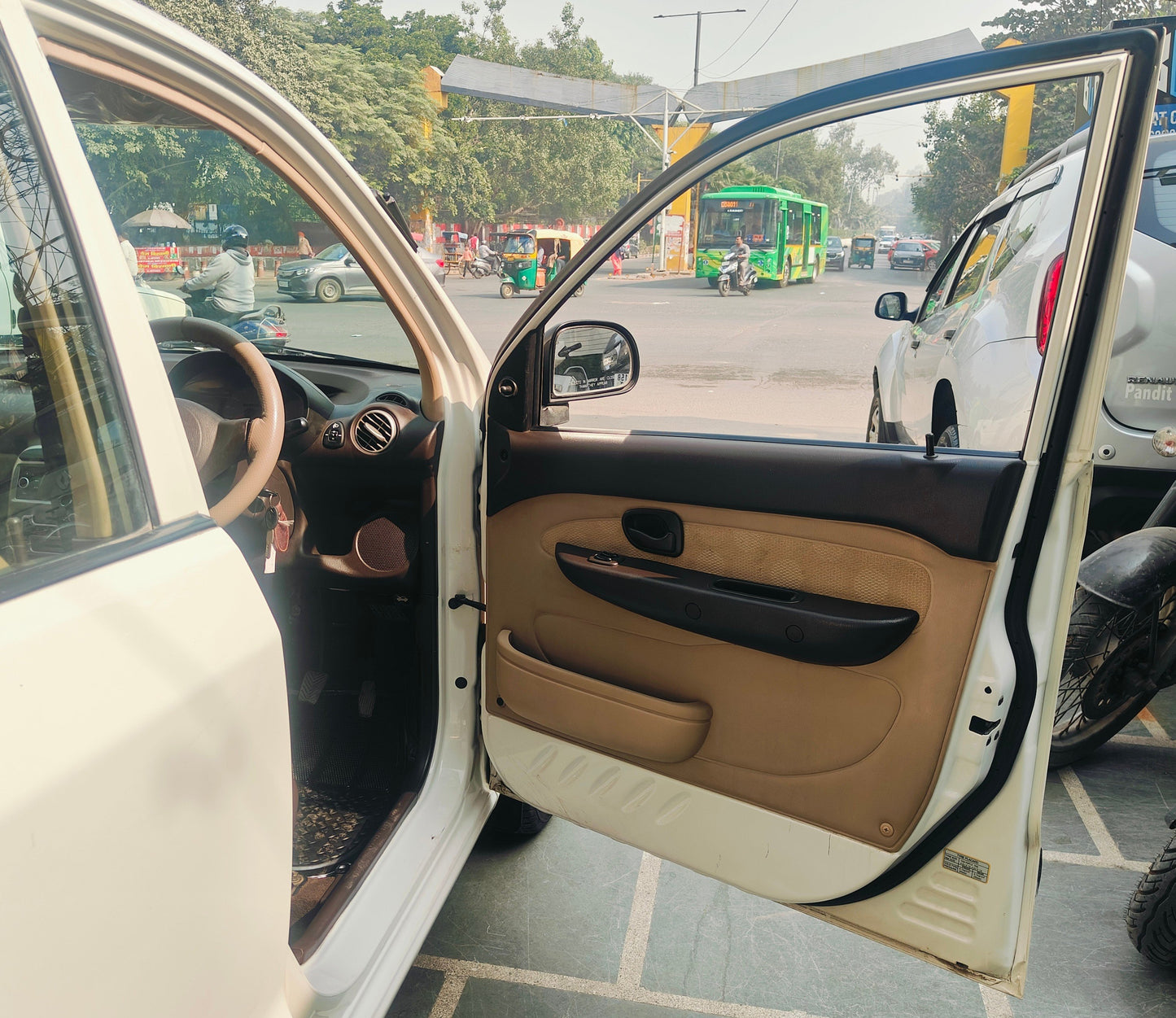 13,000 KMS HYUNDAI SANTRO GLS PETROL (2014)