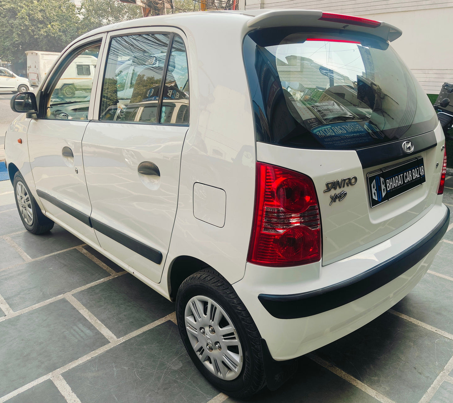 13,000 KMS HYUNDAI SANTRO GLS PETROL (2014)
