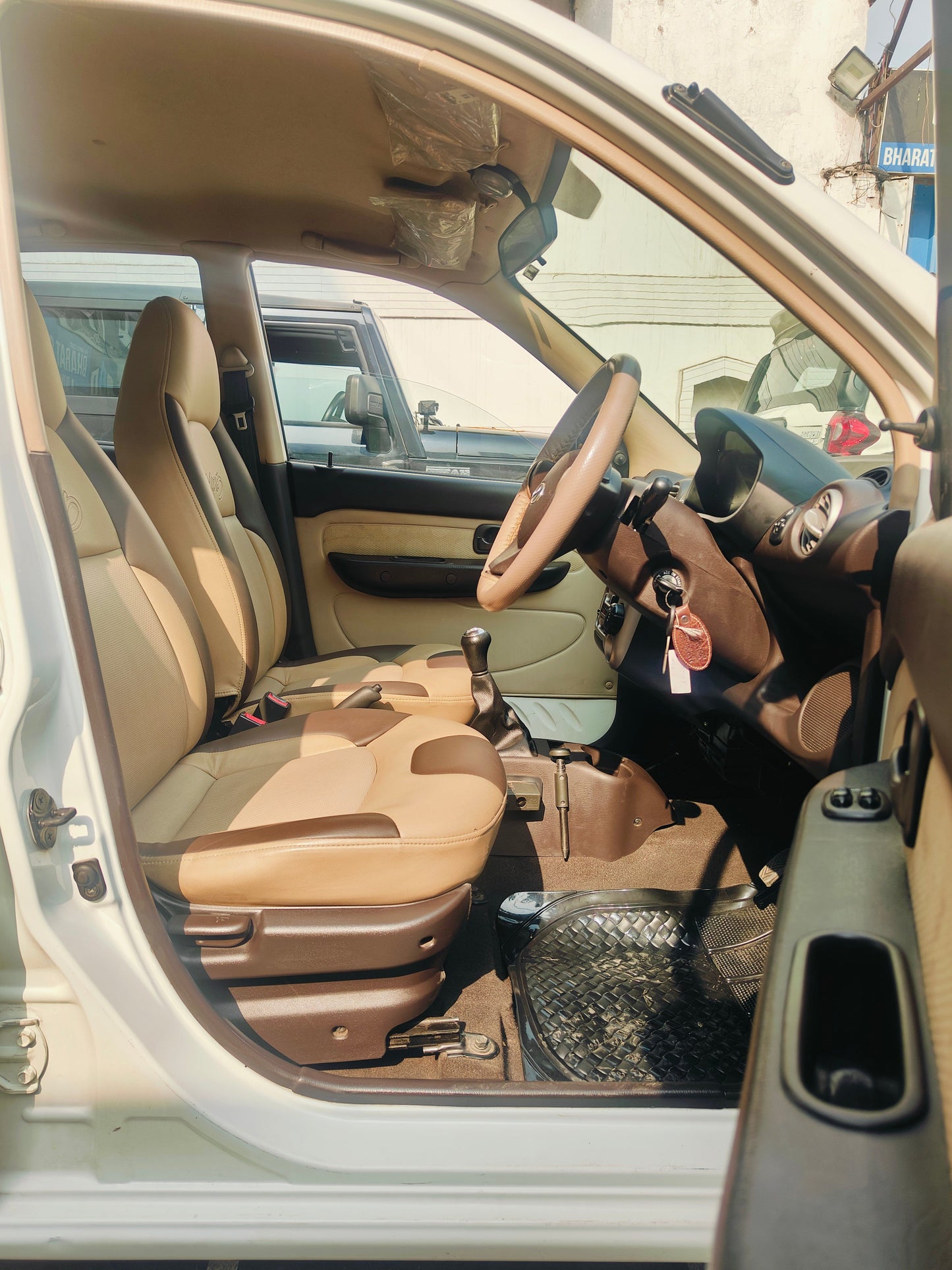 13,000 KMS HYUNDAI SANTRO GLS PETROL (2014)