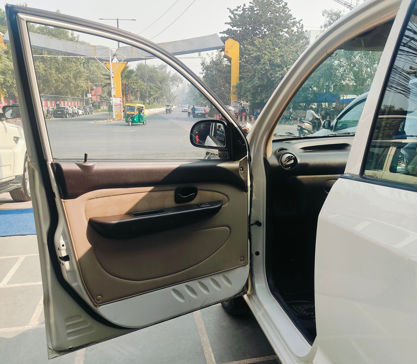 13,000 KMS HYUNDAI SANTRO GLS PETROL (2014)