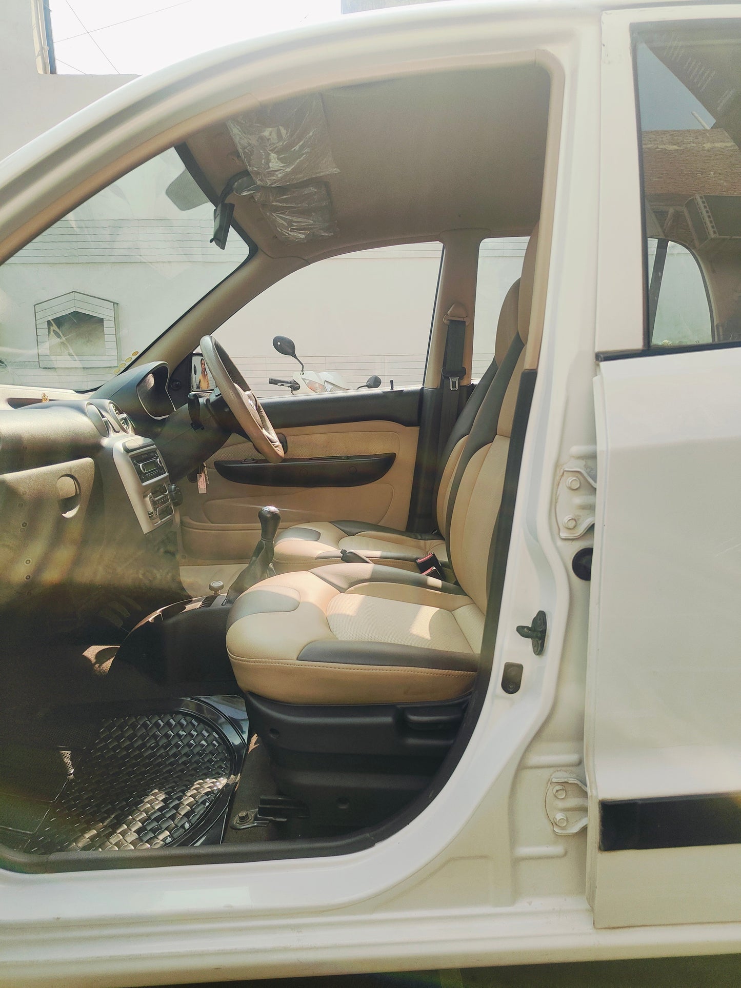 13,000 KMS HYUNDAI SANTRO GLS PETROL (2014)