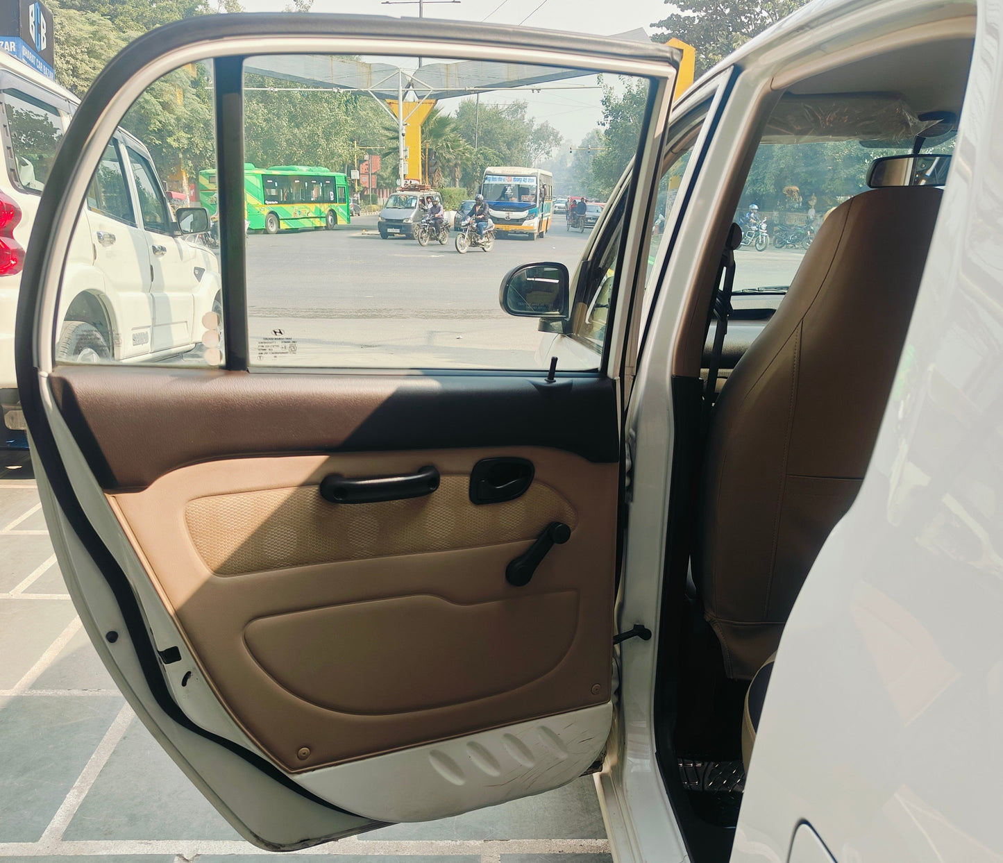 13,000 KMS HYUNDAI SANTRO GLS PETROL (2014)