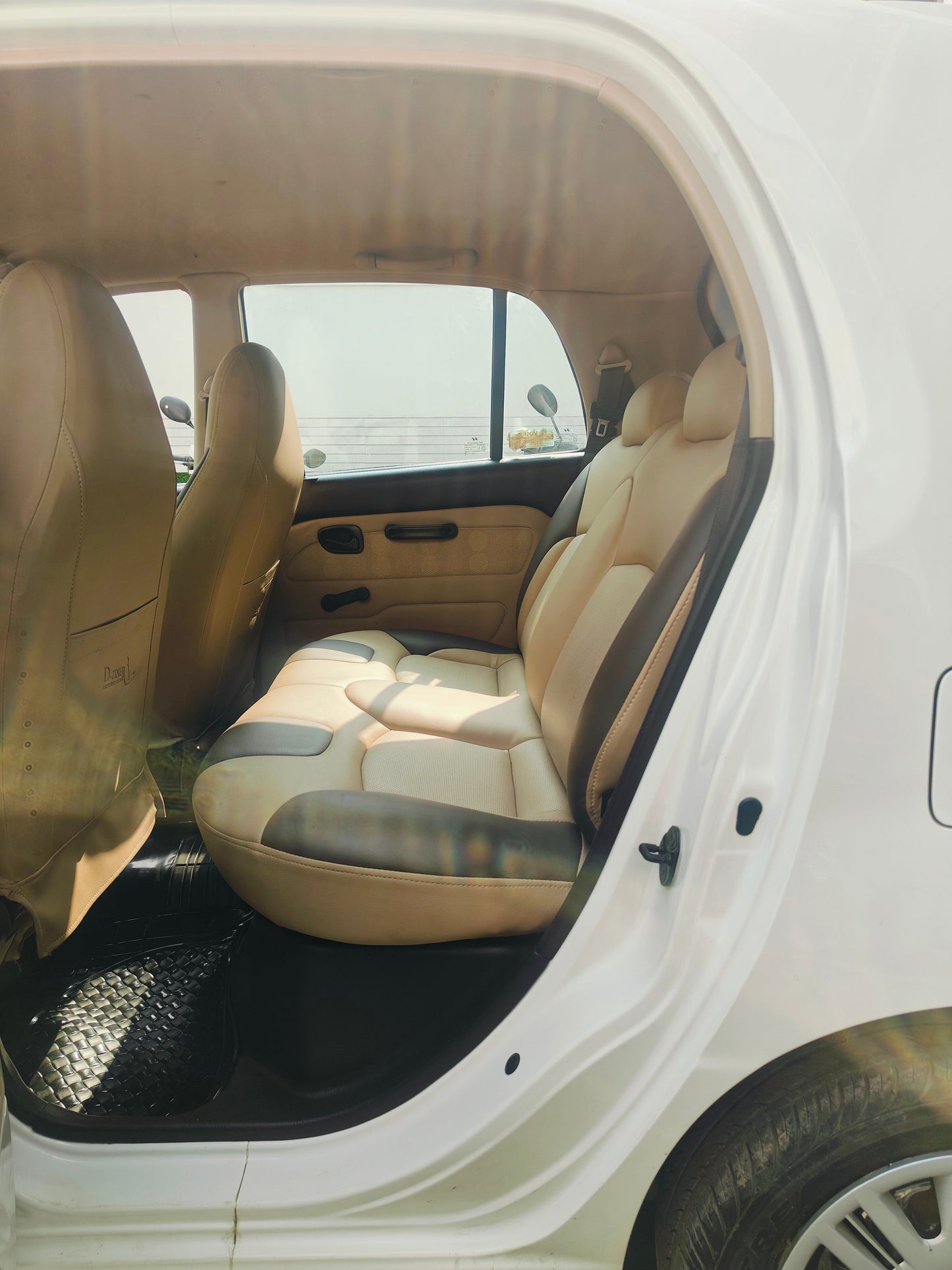 13,000 KMS HYUNDAI SANTRO GLS PETROL (2014)