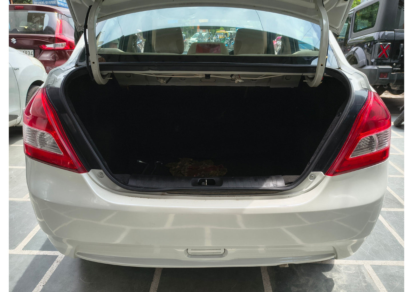 15,000 KMS MARUTI SWIFT DZIRE LXI PETROL (2012)