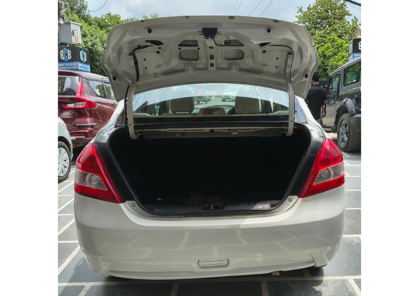 15,000 KMS MARUTI SWIFT DZIRE LXI PETROL (2012)