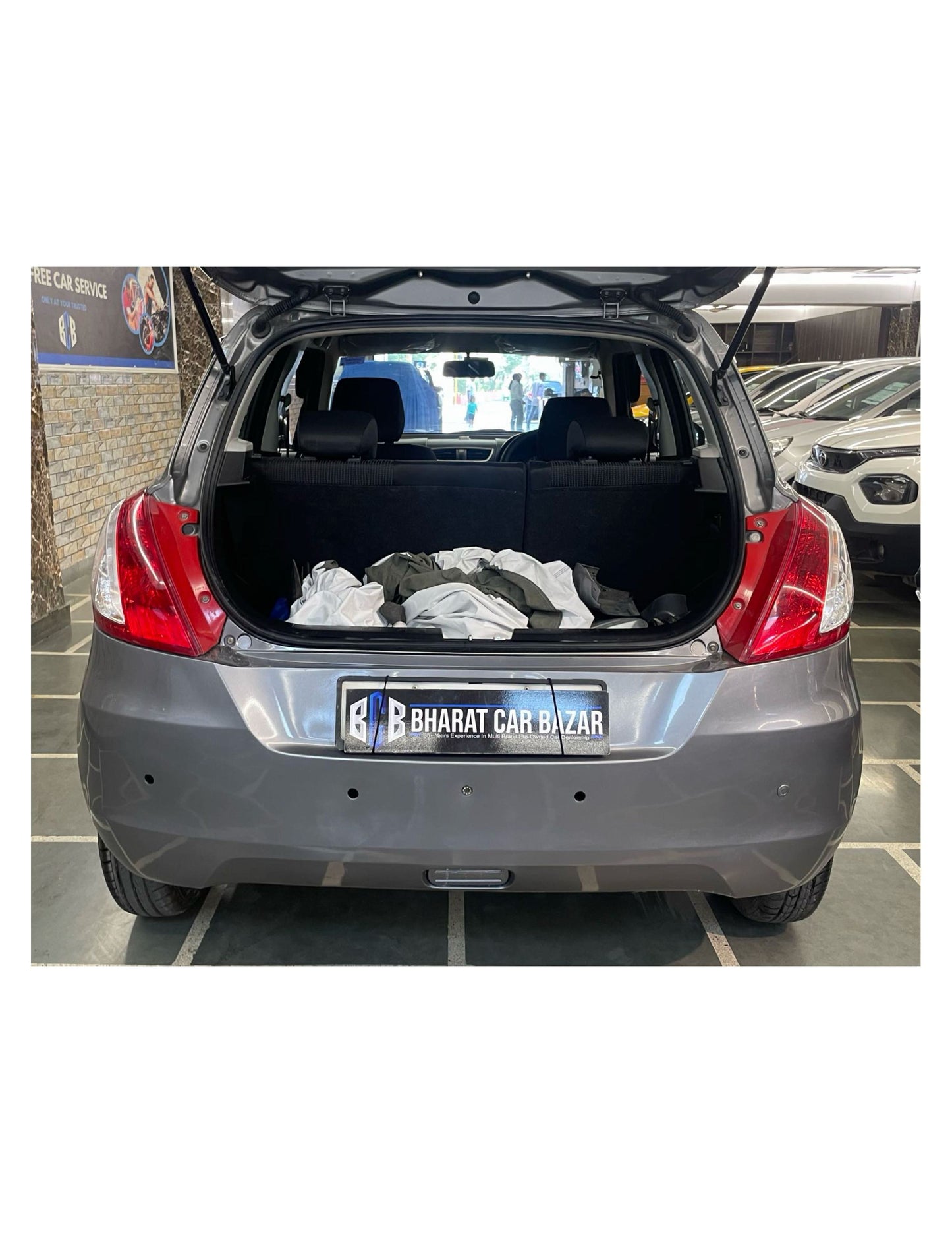 12,000 KMS MARUTI SWIFT LXI (O) 1.2 PETROL (2017)