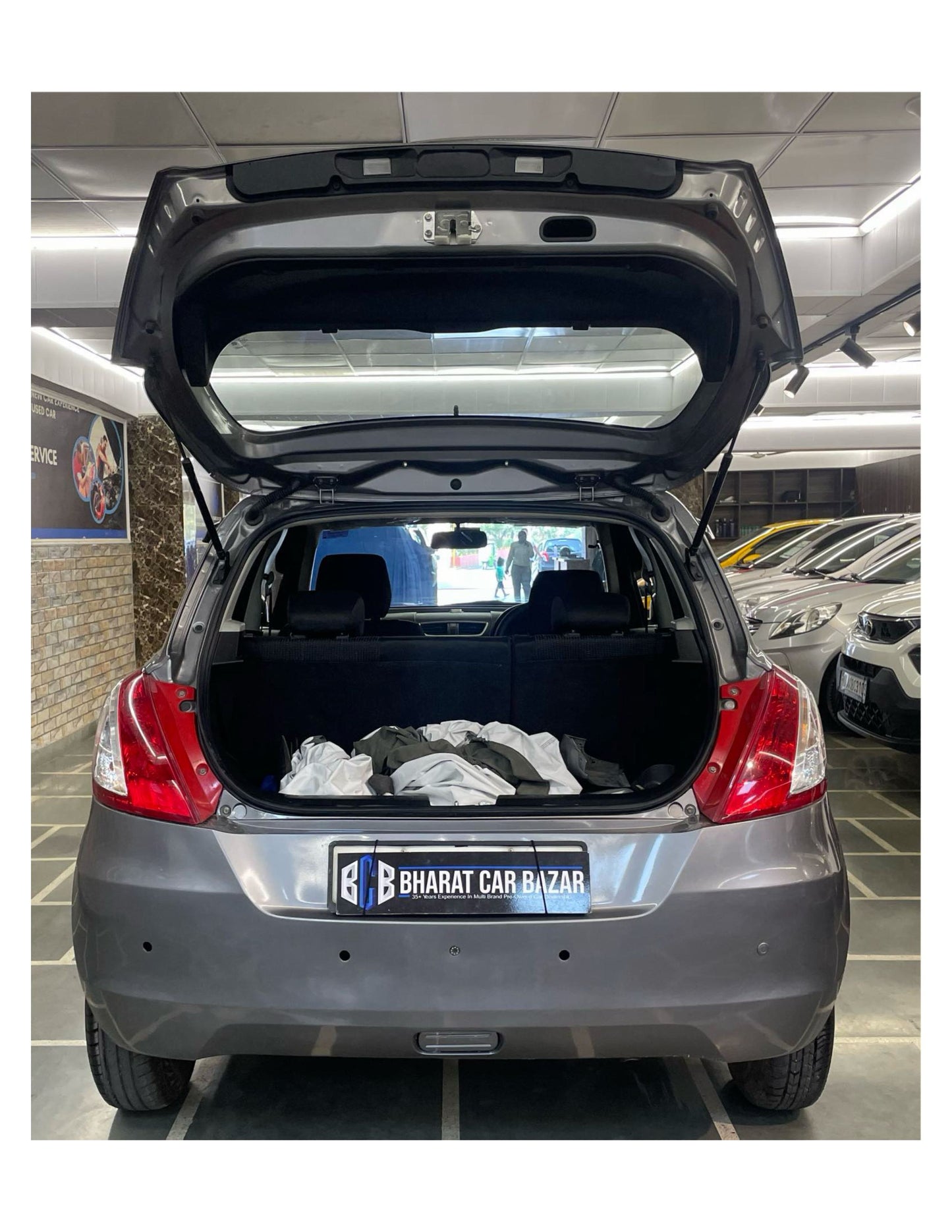 12,000 KMS MARUTI SWIFT LXI (O) 1.2 PETROL (2017)