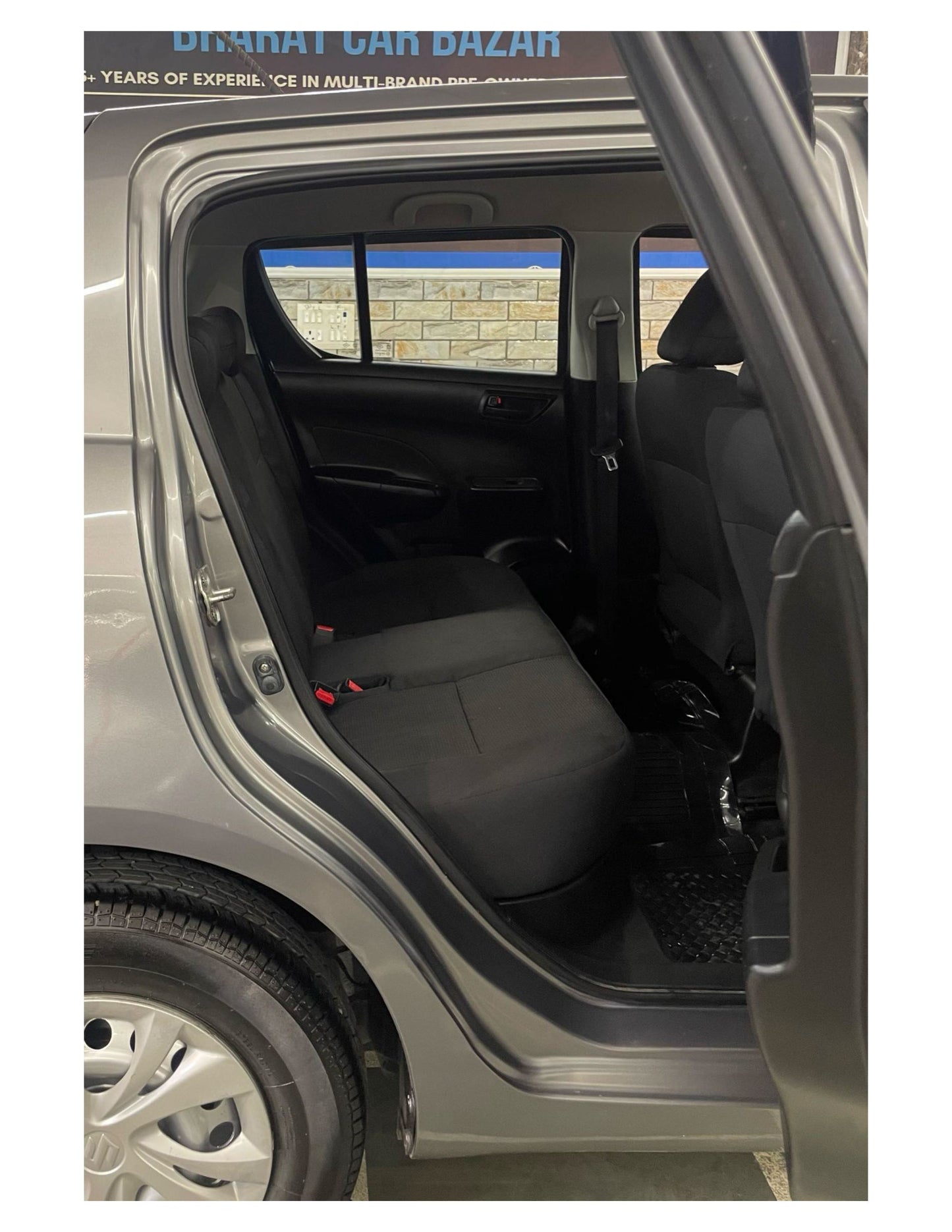 12,000 KMS MARUTI SWIFT LXI (O) 1.2 PETROL (2017)