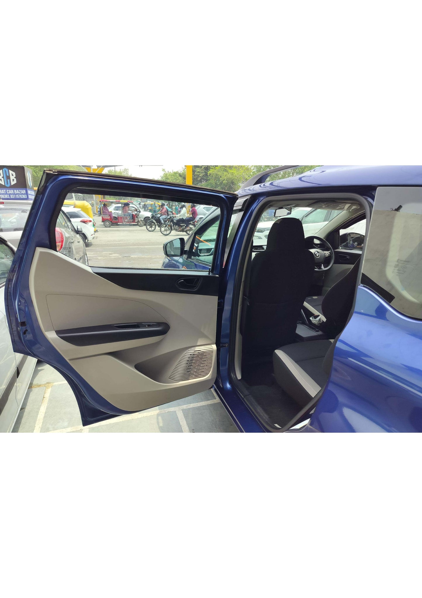 12,000 KMS RENAULT TRIBER RXT PETROL (2021)