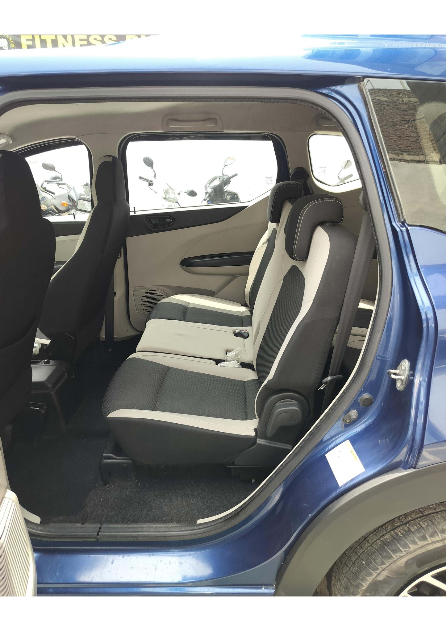 12,000 KMS RENAULT TRIBER RXT PETROL (2021)