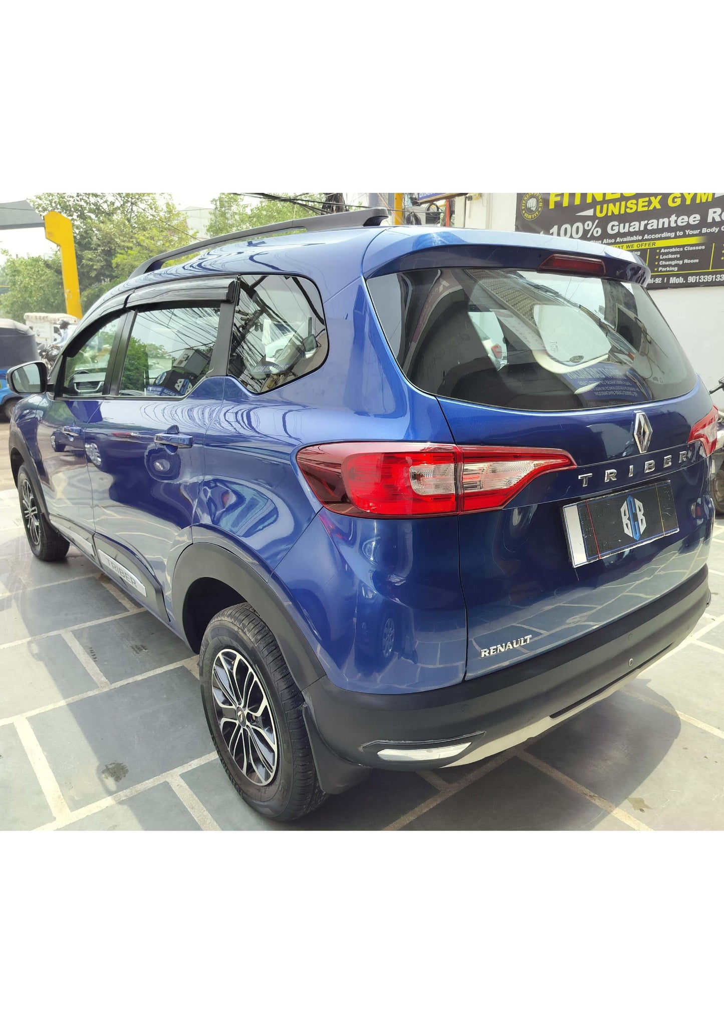 12,000 KMS RENAULT TRIBER RXT PETROL (2021)