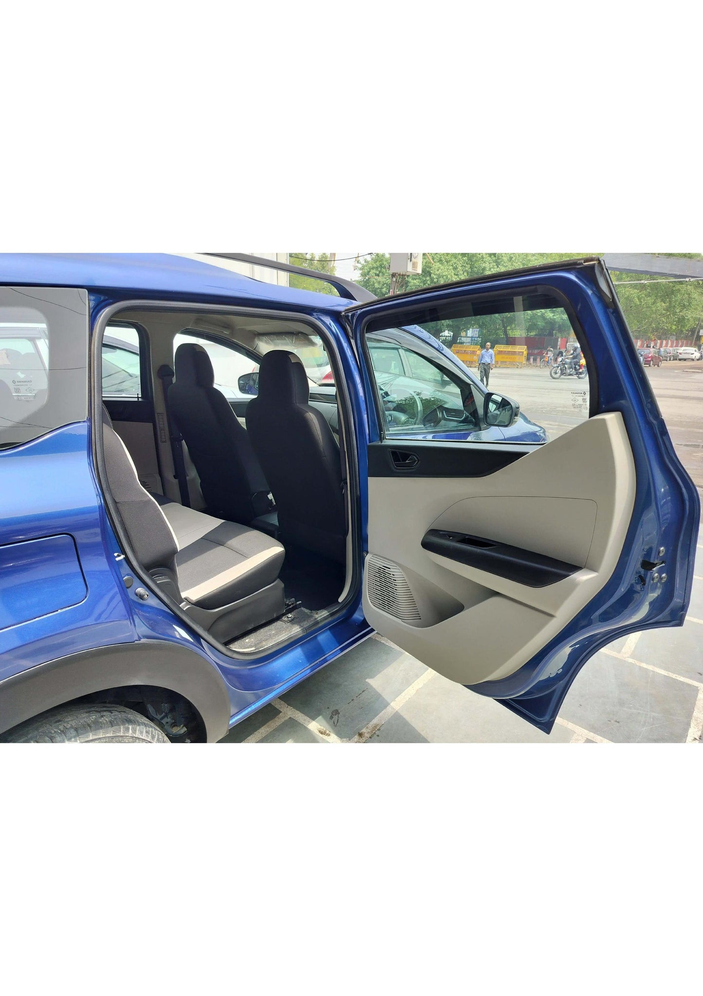 12,000 KMS RENAULT TRIBER RXT PETROL (2021)