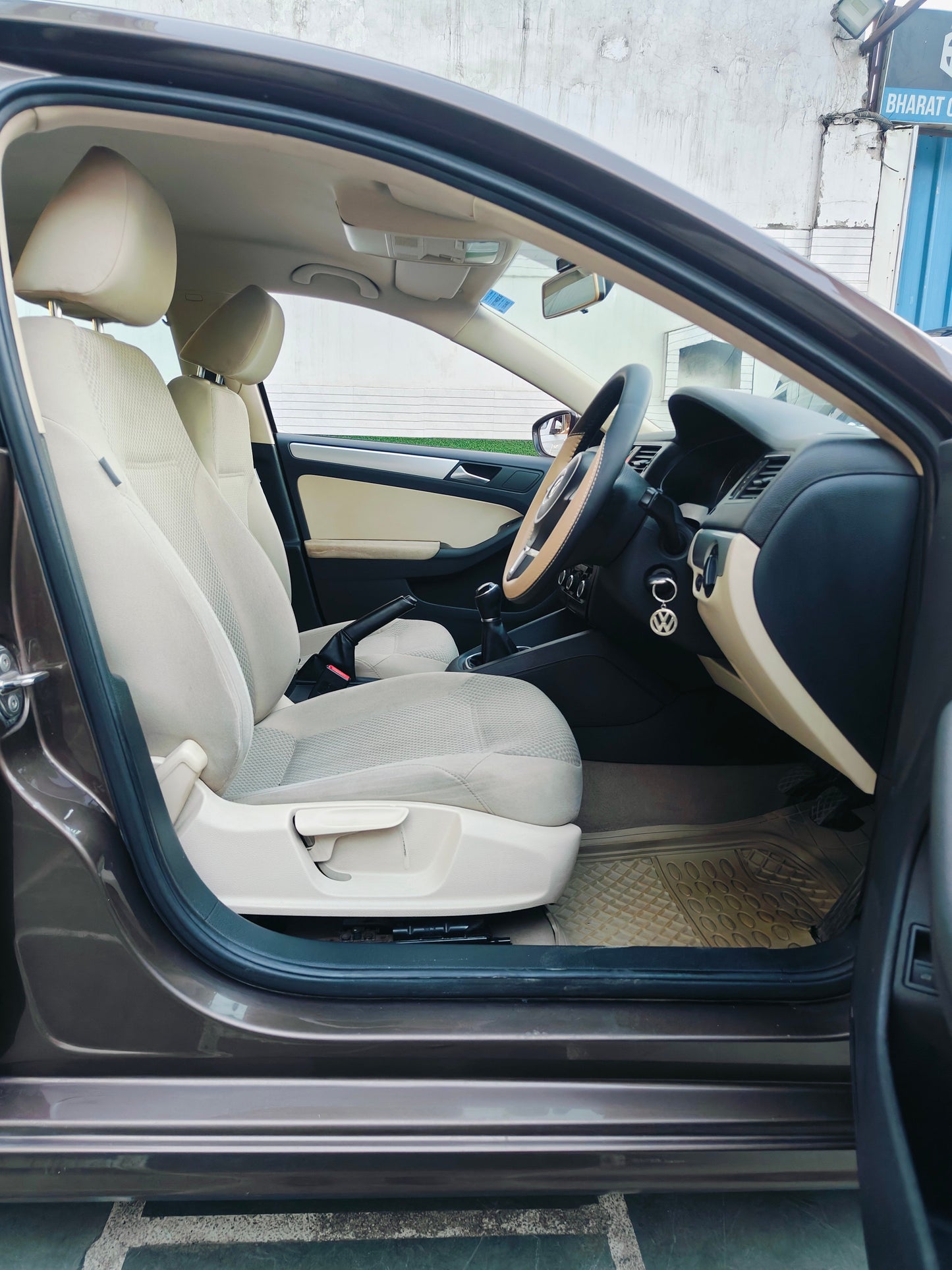 33,000 KMS VOLKSWAGEN JETTA TL MT PETROL (2013)