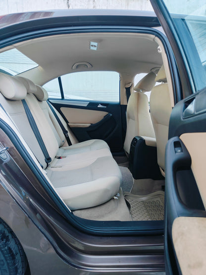 33,000 KMS VOLKSWAGEN JETTA TL MT PETROL (2013)
