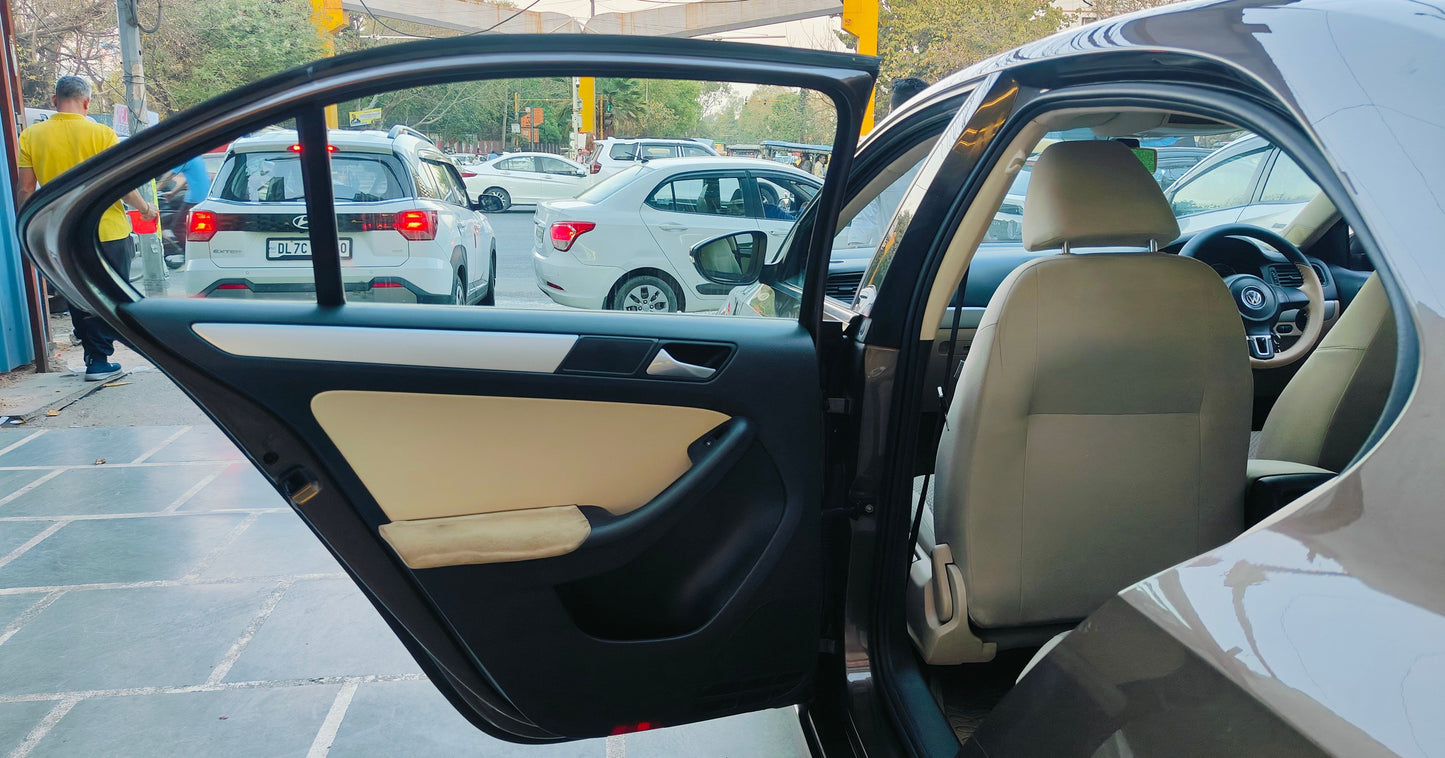33,000 KMS VOLKSWAGEN JETTA TL MT PETROL (2013)