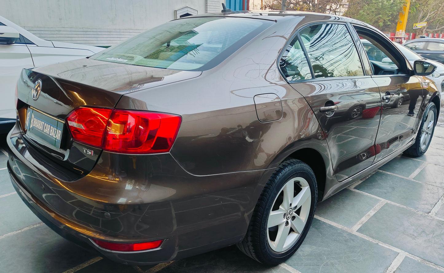 33,000 KMS VOLKSWAGEN JETTA TL MT PETROL (2013)