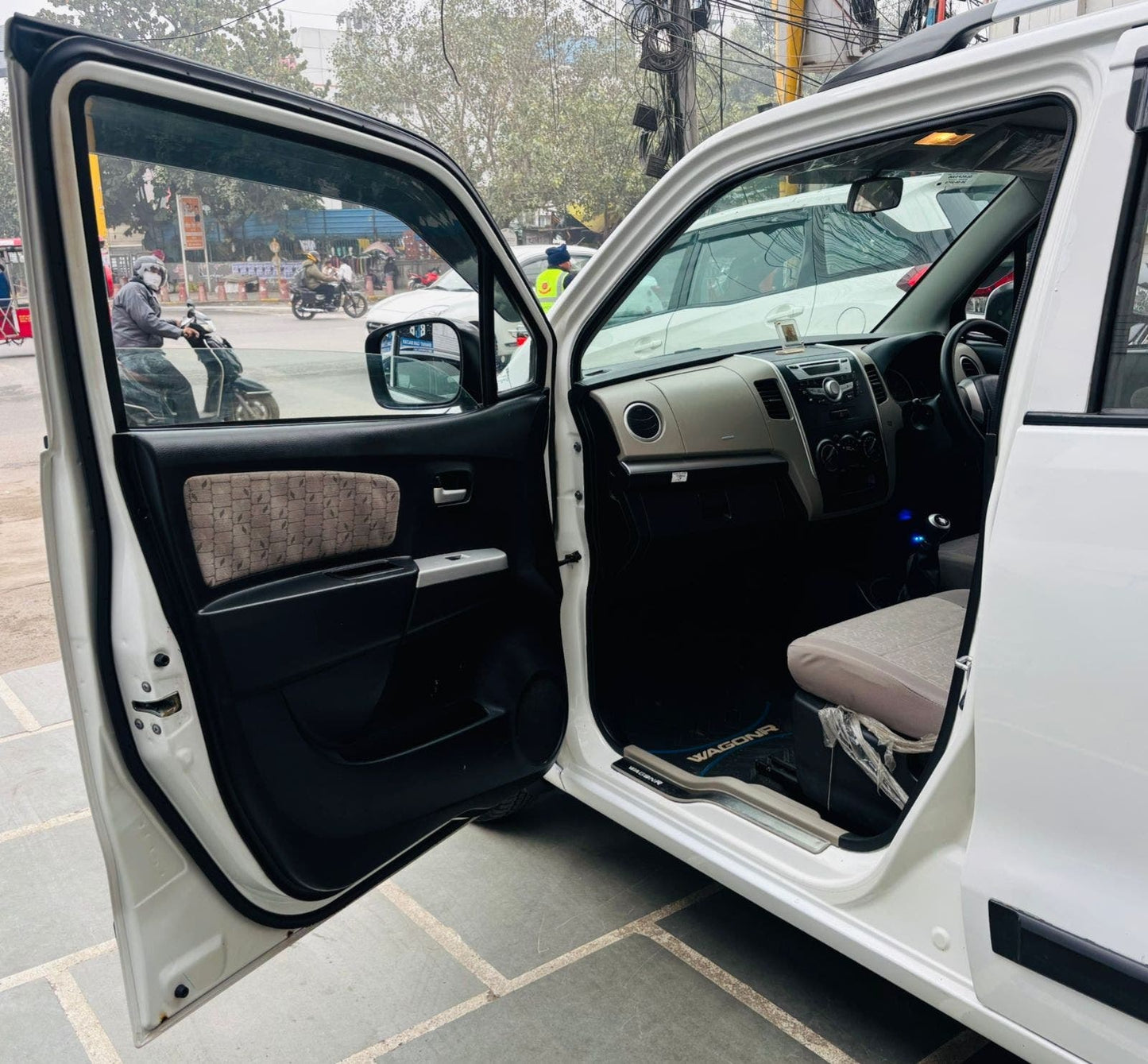 9,000 KMS MARUTI WAGONR VXI PETROL (2015)