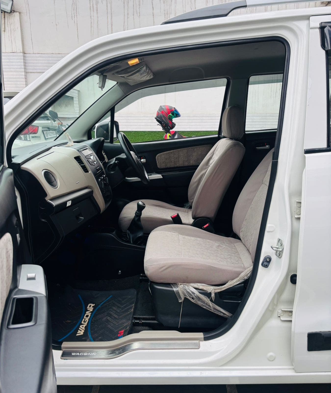 9,000 KMS MARUTI WAGONR VXI PETROL (2015)