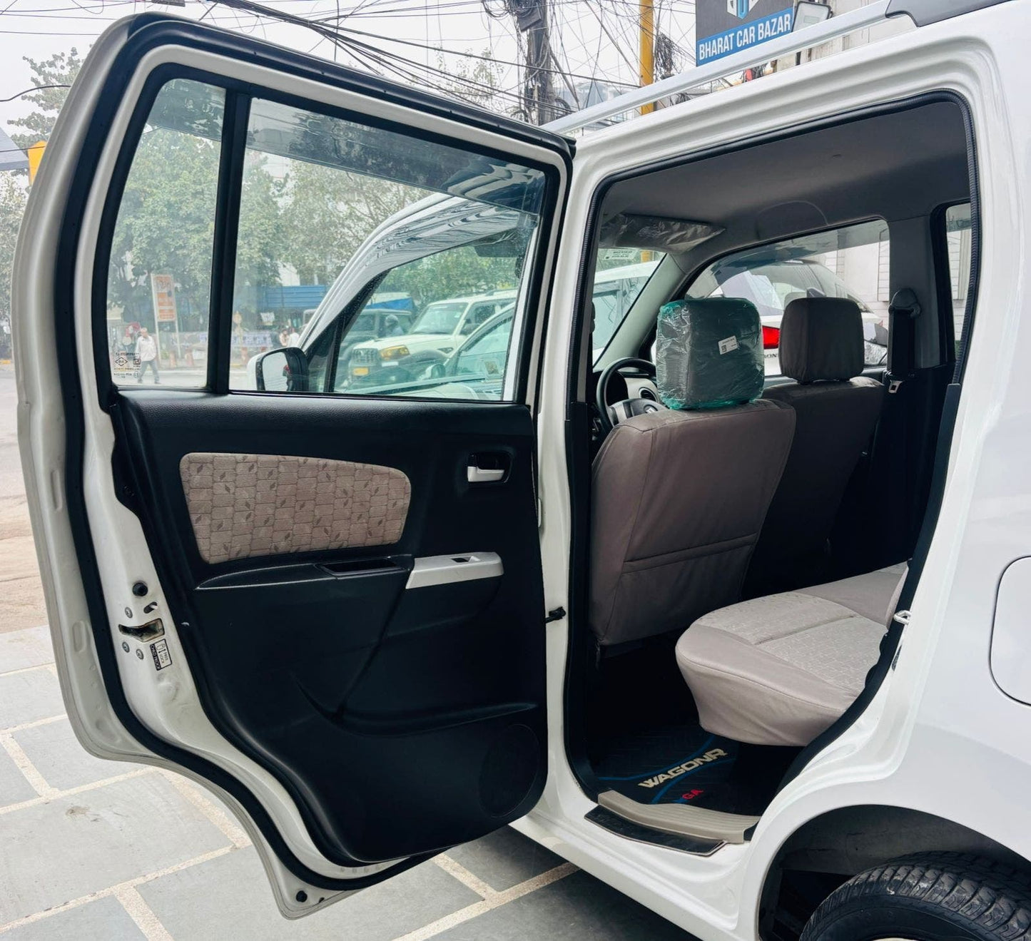 9,000 KMS MARUTI WAGONR VXI PETROL (2015)