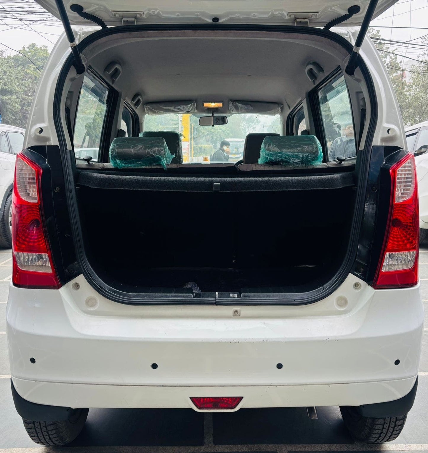 9,000 KMS MARUTI WAGONR VXI PETROL (2015)