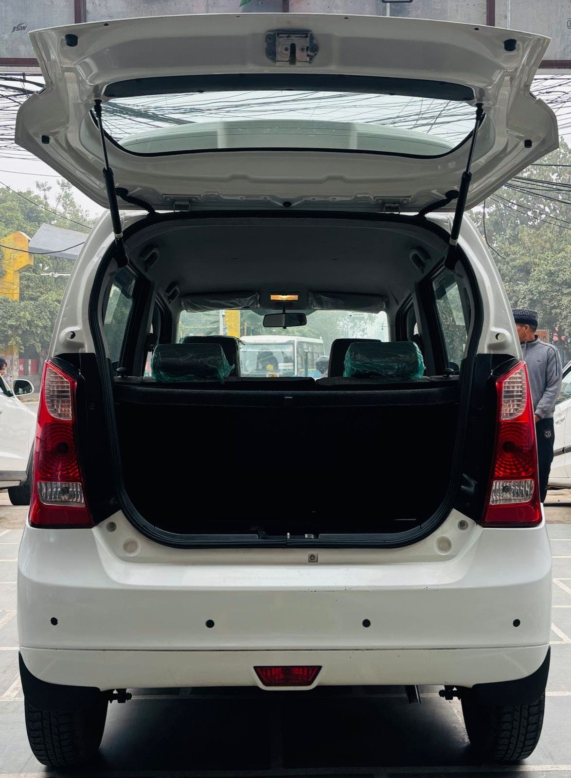 9,000 KMS MARUTI WAGONR VXI PETROL (2015)