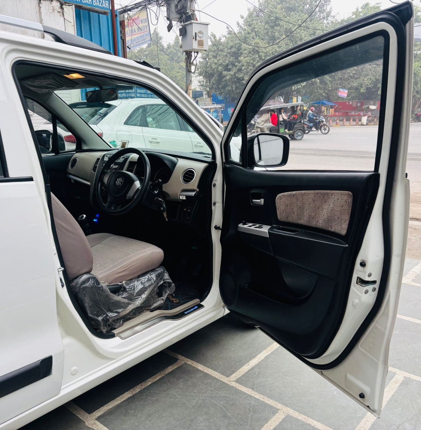 9,000 KMS MARUTI WAGONR VXI PETROL (2015)