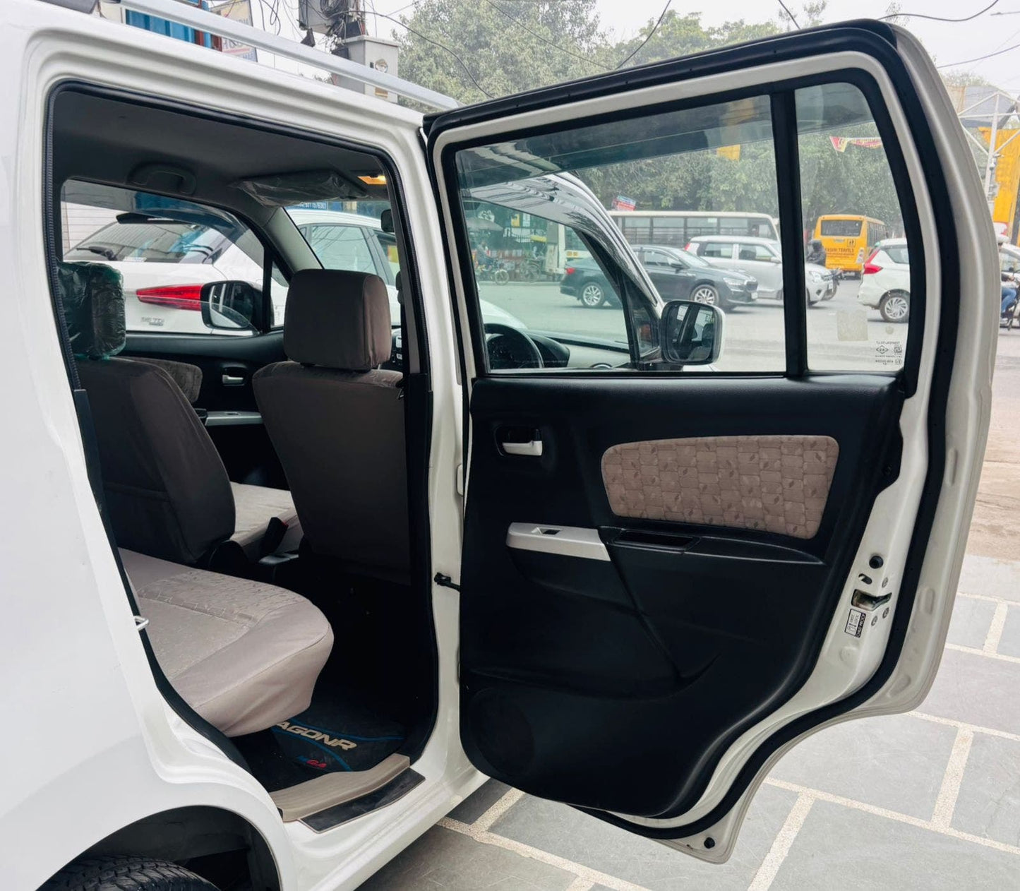 9,000 KMS MARUTI WAGONR VXI PETROL (2015)