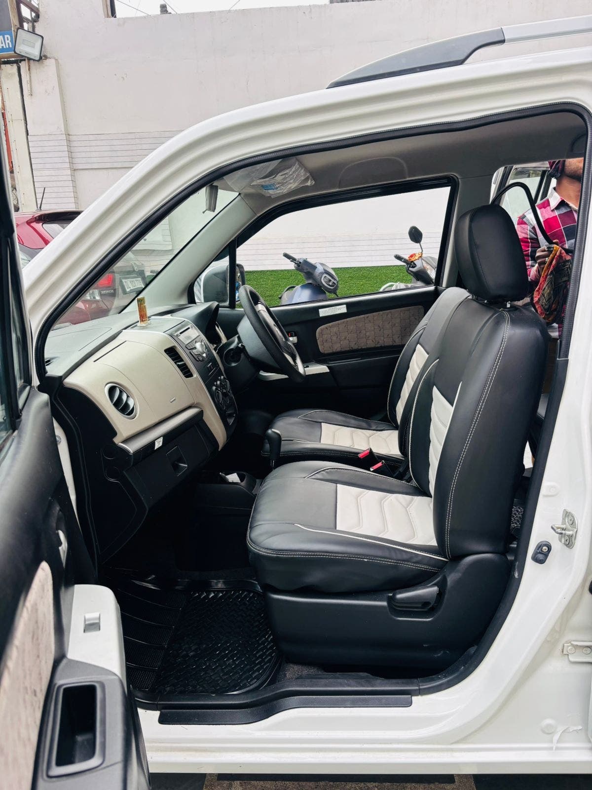 13,000 KMS MARUTI WAGONR VXI AUTOMATIC PETROL (2016)