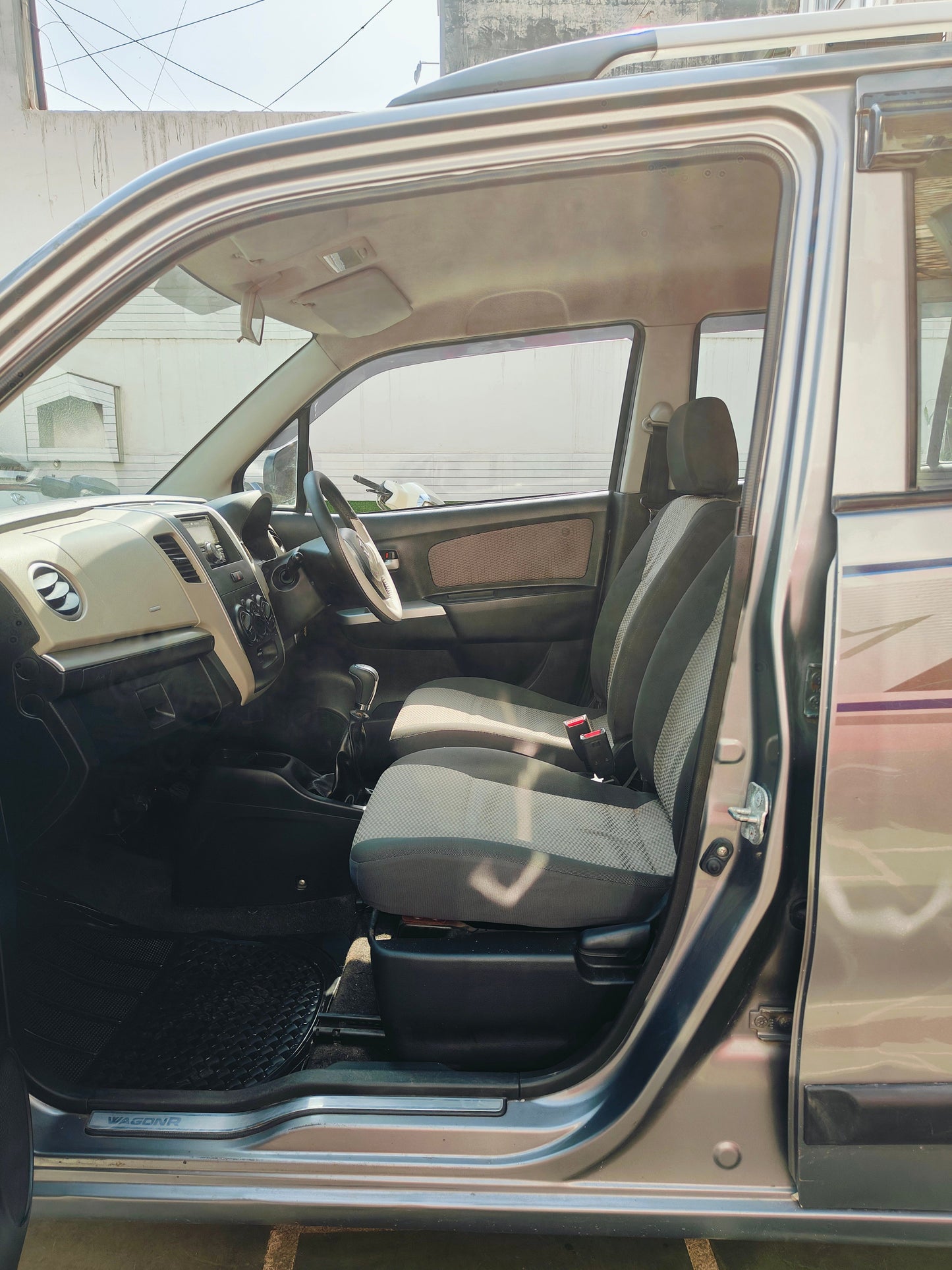 25,000 KMS MARUTI WAGONR LXI PETROL (2014)