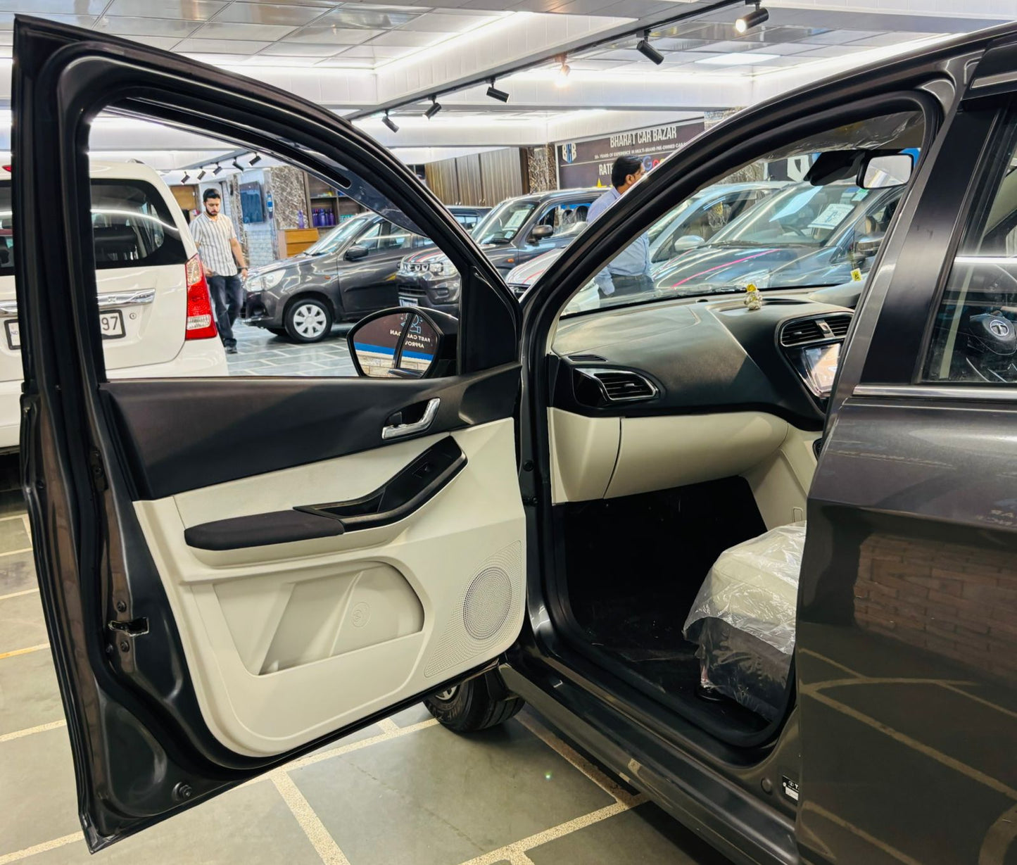 300 KMS TATA TIGOR XZ+ I-CNG (2023)