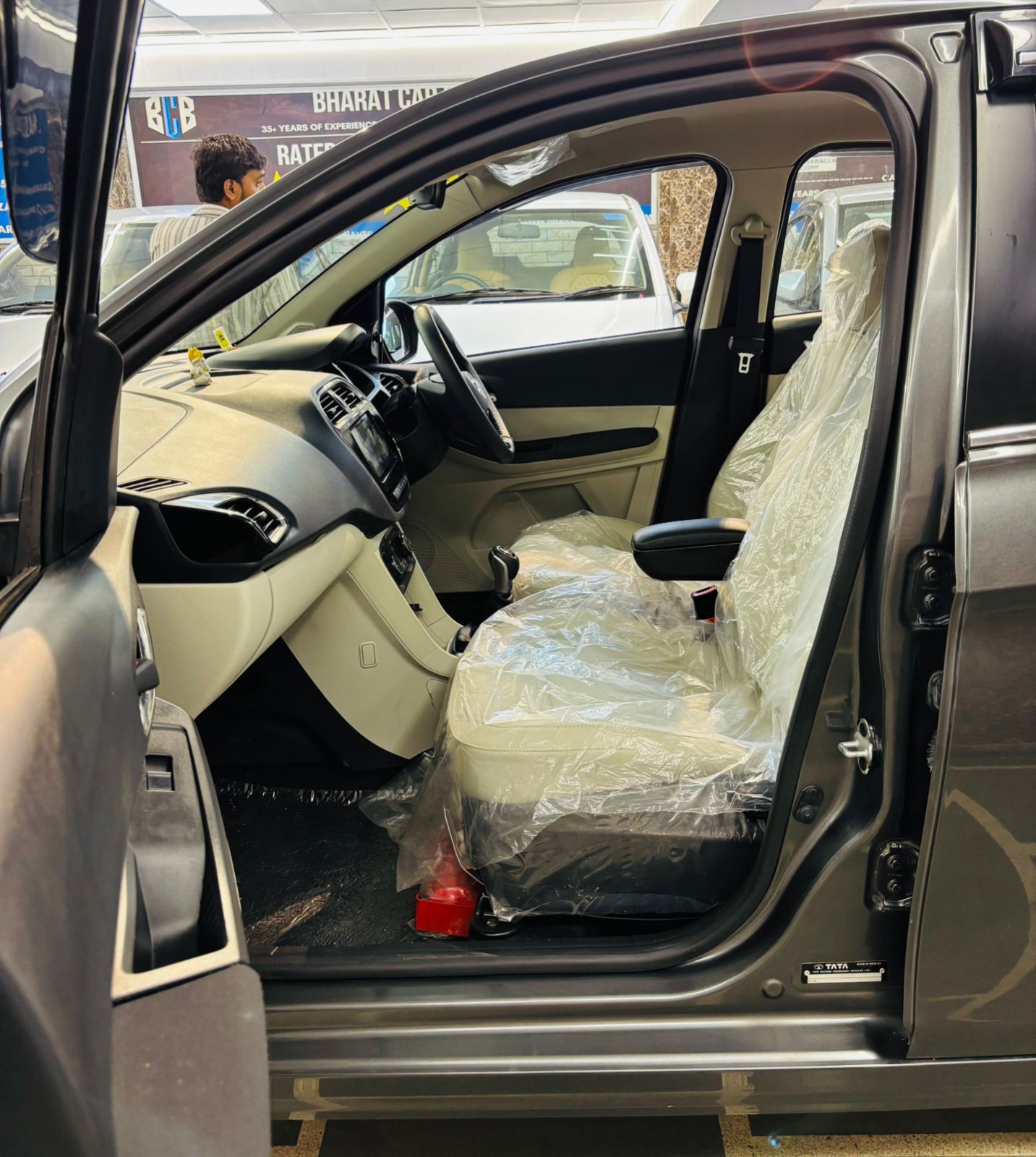 300 KMS TATA TIGOR XZ+ I-CNG (2023)