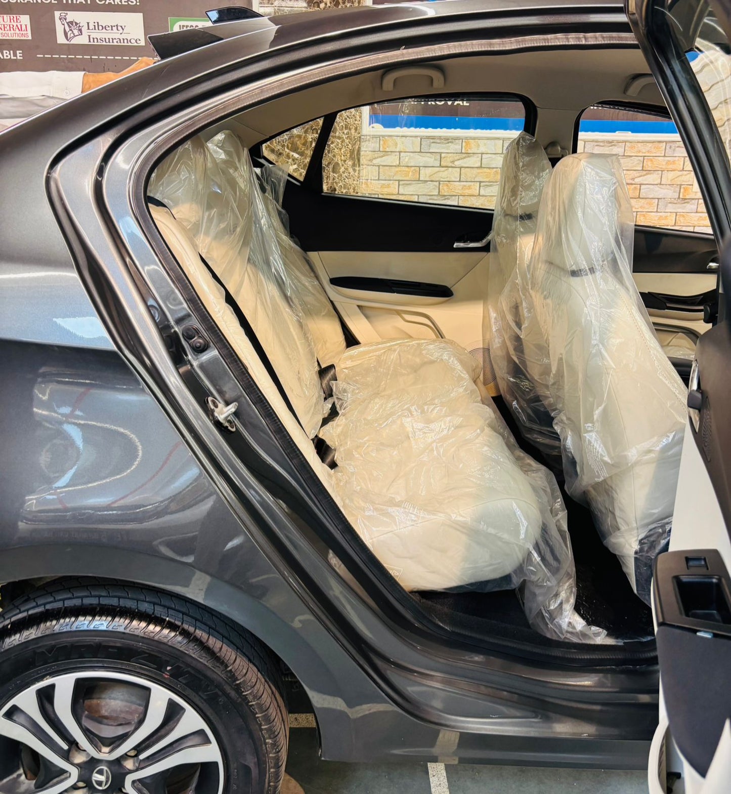 300 KMS TATA TIGOR XZ+ I-CNG (2023)