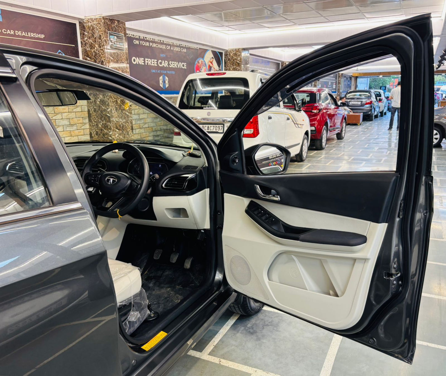 300 KMS TATA TIGOR XZ+ I-CNG (2023)