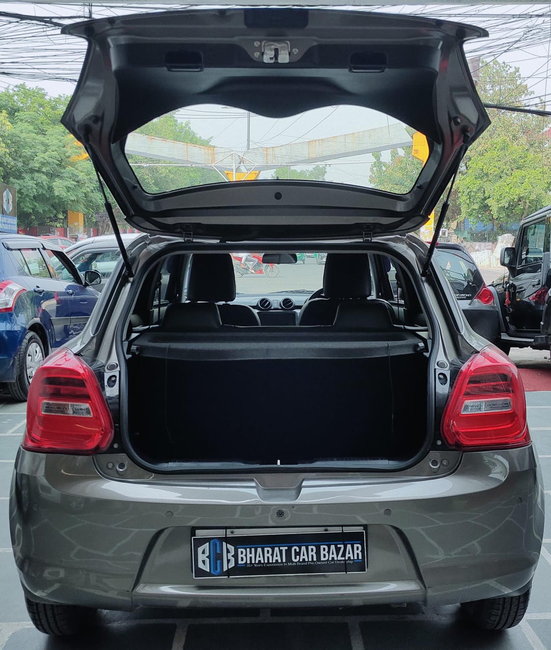 11,000 KMS MARUTI SWIFT VXI PETROL (2024)