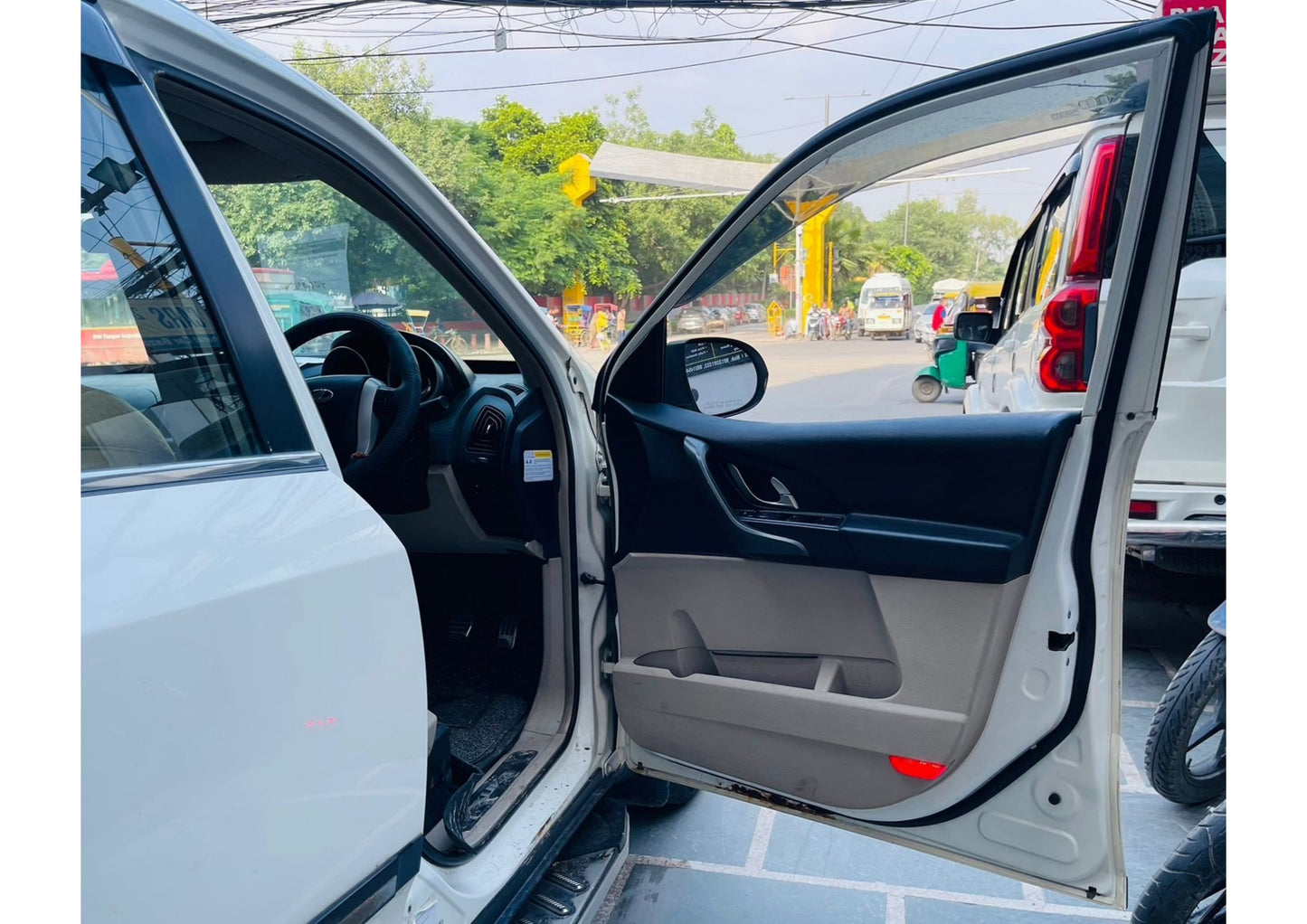 MAHINDRA XUV 500 W10 SUNROOF DIESEL (2016)